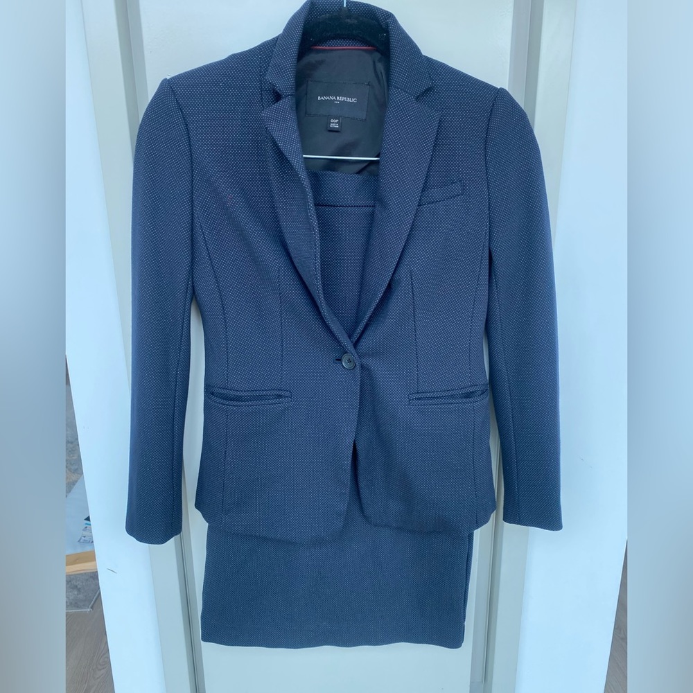 Banana Republic SUIT - 2 pieces - blazer and skirt. Polka dots. Size Petite